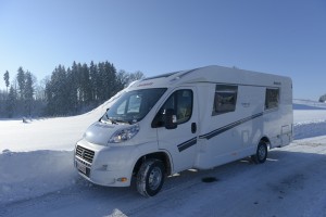 Autocaravana en la nieve humedad